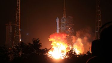 El cohete Larga Marcha 3B que lleva una sonda lunar Chang E-3 en una foto difundida por la agencia oficial de noticias Xinhua el lunes 2 de diciembre. (AP)