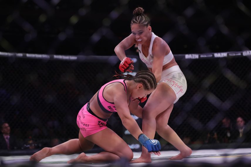 Valerie Loureda, derecha, lidia con Larkyn Dasch durante la primera ronda de una pelea de artes marciales mixtas de peso mosca en Bellator 222 el viernes 14 de junio de 2019, en Nueva York.&nbsp;Loureda gan&oacute; la pelea&nbsp;