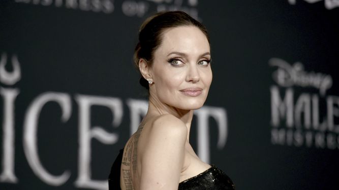 En esta foto del 30 de septiembre de 2019, Angelina Jolie llega al estreno de Maleficent en el cine El Capitán, en Los Angeles.&nbsp;