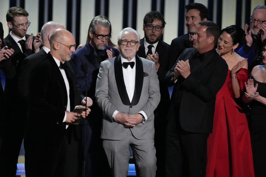Jesse Armstrong, izquierda, Brian Cox y el equipo de Succession reciben el premio a Mejor serie de drama en la 75a edición de los Premios Emmy el lunes 15 de enero de 2024 en el Teatro Peacock de Los Ángeles.