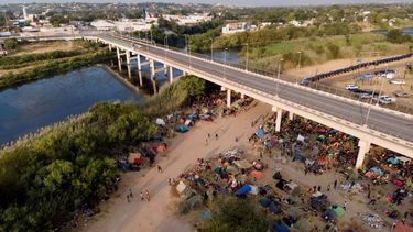 Migrantes mayormente haitianos acampados debajo del Puente Internacional de Del Río el 21 de septiembre del 2021.