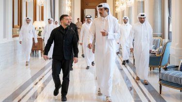 El presidente de Ucrania, Volodimir Zelenski, y el emir de Catar, Tamim bin Hamad Al Thani, a 28 de marzo de 2026