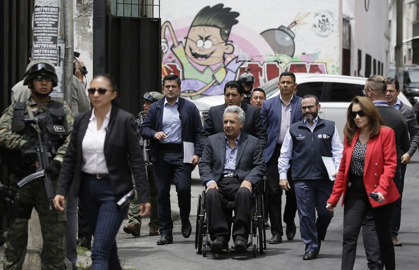 El presidente ecuatoriano Len&iacute;n Moreno llega a un encuentro con comerciantes afectados por protestas cerca de la Asamblea Nacional en Quito, Ecuador, el jueves 17 d octubre de 2019.