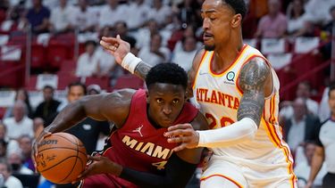 El base del Heat de Miami Victor Oladipo avanza hacia la canasta mientras lo defiende el alero de los Hawks de Atlanta John Collins en el juego 5 de la serie de primera ronda de la postemporada en la Conferencia Este el martes 26 de abril del 2022.