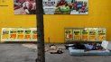 Un indigente duerme en un colchón en una acera cerca de una tienda de abarrotes en Santiago, Chile, el miércoles 2 de diciembre de 2020. Aunque América Latina y el Caribe disponen de alimentos para satisfacer a sus más de 600 millones de habitantes, el año pasado 191 millones de personas tuvieron una alimentación insuficiente y de ellas 47,7 millones pasaron hambre, según un informe de las Naciones Unidas divulgado el miércoles. Un indigente duerme en un colchón en una acera cerca de una tienda de abarrotes en Santiago, Chile, el miércoles 2 de diciembre de 2020. Aunque América Latina y el Caribe disponen de alimentos para satisfacer a sus más de 600 millones de habitantes, el año pasado 191 millones de personas tuvieron una alimentación insuficiente y de ellas 47,7 millones pasaron hambre, según un informe de las Naciones Unidas divulgado el miércoles.