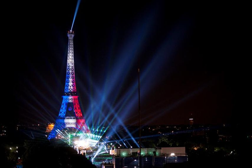  Vista general de cientos de personas congregándose en la zona de fans de Champ de Mars cerca a la Torre Eiffel durante una presentación del Dj francés David Guetta este jueves  en París, Francia. La Eurocopa 2016 se realizará desde este viernes 10 de