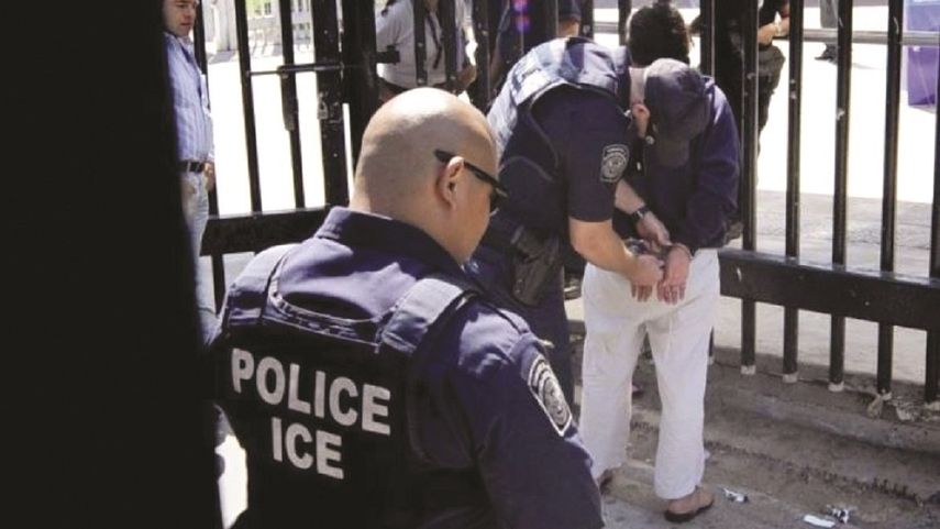 Policías de ICE arrestan a indocumentados.