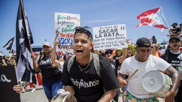 Manifestantes hacer sonar cacerolas durante una marcha por la autovía Las Américas para exigir la renuncia del gobernador, Ricardo Rosselló, en San Juan, Puerto Rico, el 22 de julio de 2019