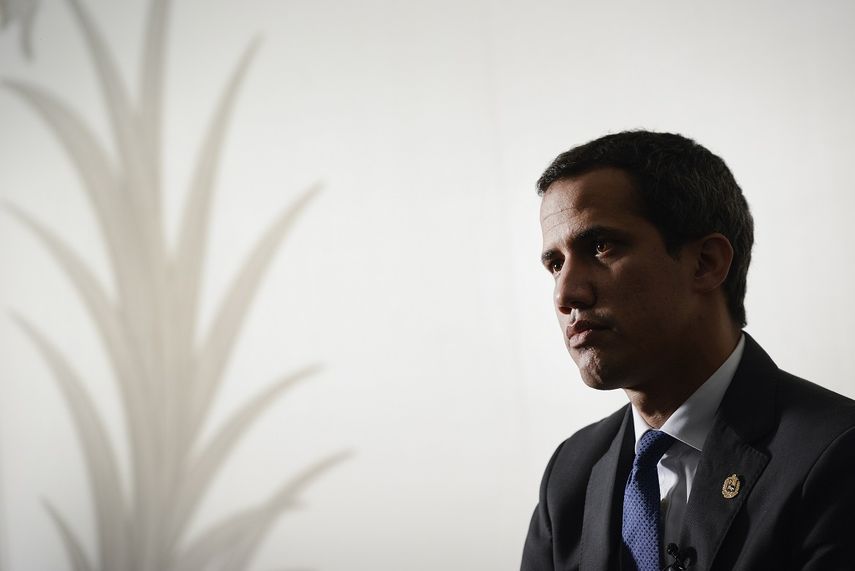 En esta imagen del 16 de diciembre de 2019, el presidente de la Asamblea Nacional de Venezuela y autoproclamado presidente interino del país, Juan Guaidó, habla durante una entrevista con The Associated Press en Caracas, Venezuela. 