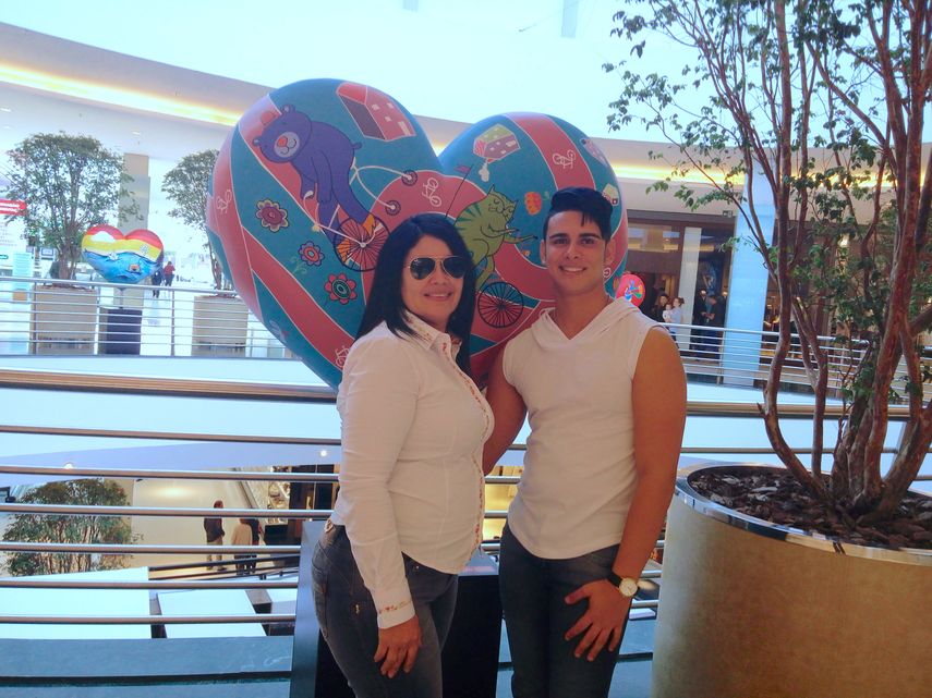 Veltraida Matos junto a su hijo Yasiel Cruz.&nbsp;