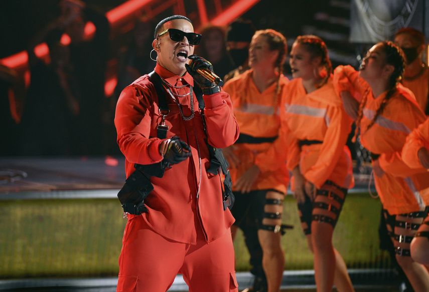 Daddy Yankee canta en la ceremonia de los Latin American Music Awards en el Teatro Dolby en Los Angeles.
