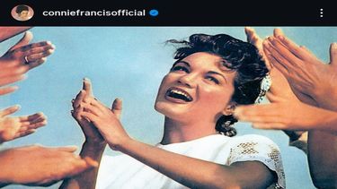 En 1960, la cantante estadounidense se convirtió en la primera mujer en alcanzar el número 1 en el Billboard Hot 100 con Everybodys Somebodys Fool