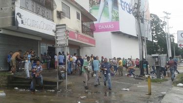 Ciudadanos saquean farmacia en Ciudad Bolivar.&nbsp;