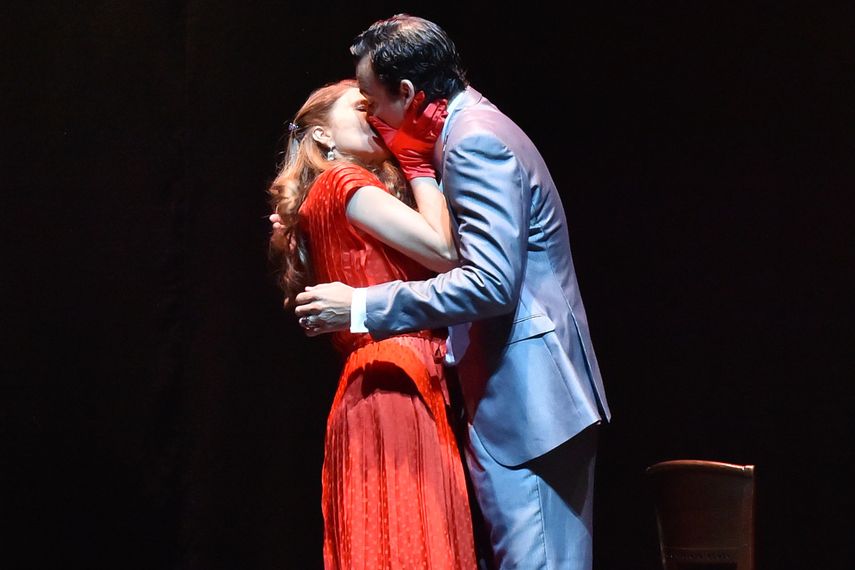 El beso apasionado de la pareja de estadounidenses que encarnan Ariel Texidó y Alexa Kuve. (ALVARO MATA / DLA)