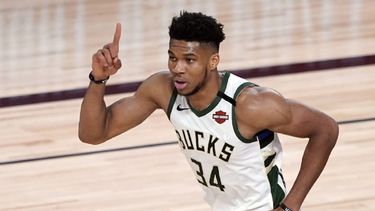 Los Bucks superan a los Suns y quedan a una victoria del título de la NBA