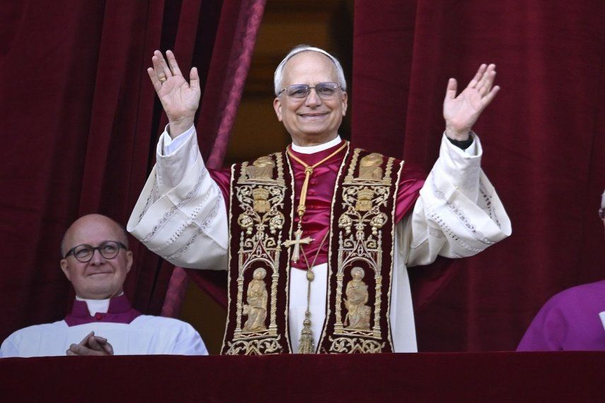 El cardenal Robert Prevost, Papa León XIV, el Papa número 267 de la historia, comparece ante sus fieles, en el balcón de la Basílica de San Pedro, a 8 de mayo de 2025, en La Ciudad del Vaticano (El Vaticano).&nbsp; &nbsp;