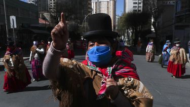 Ind&iacute;genas aymara marchan contra la implementaci&oacute;n del gobierno de clases virtuales en el pa&iacute;s como medidas de precauci&oacute;n contra el nuevo coronavirus en La Paz, Bolivia, el mi&eacute;rcoles 8 de julio de 2020.
