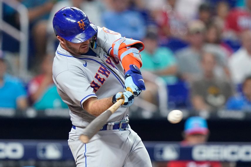 En foto del 25 de junio del 2022, el toletero de los Mets de Nueva York Pete Alonso conecta un jonrón solitario en la octava entrada del juego ante los Marlins de Miami