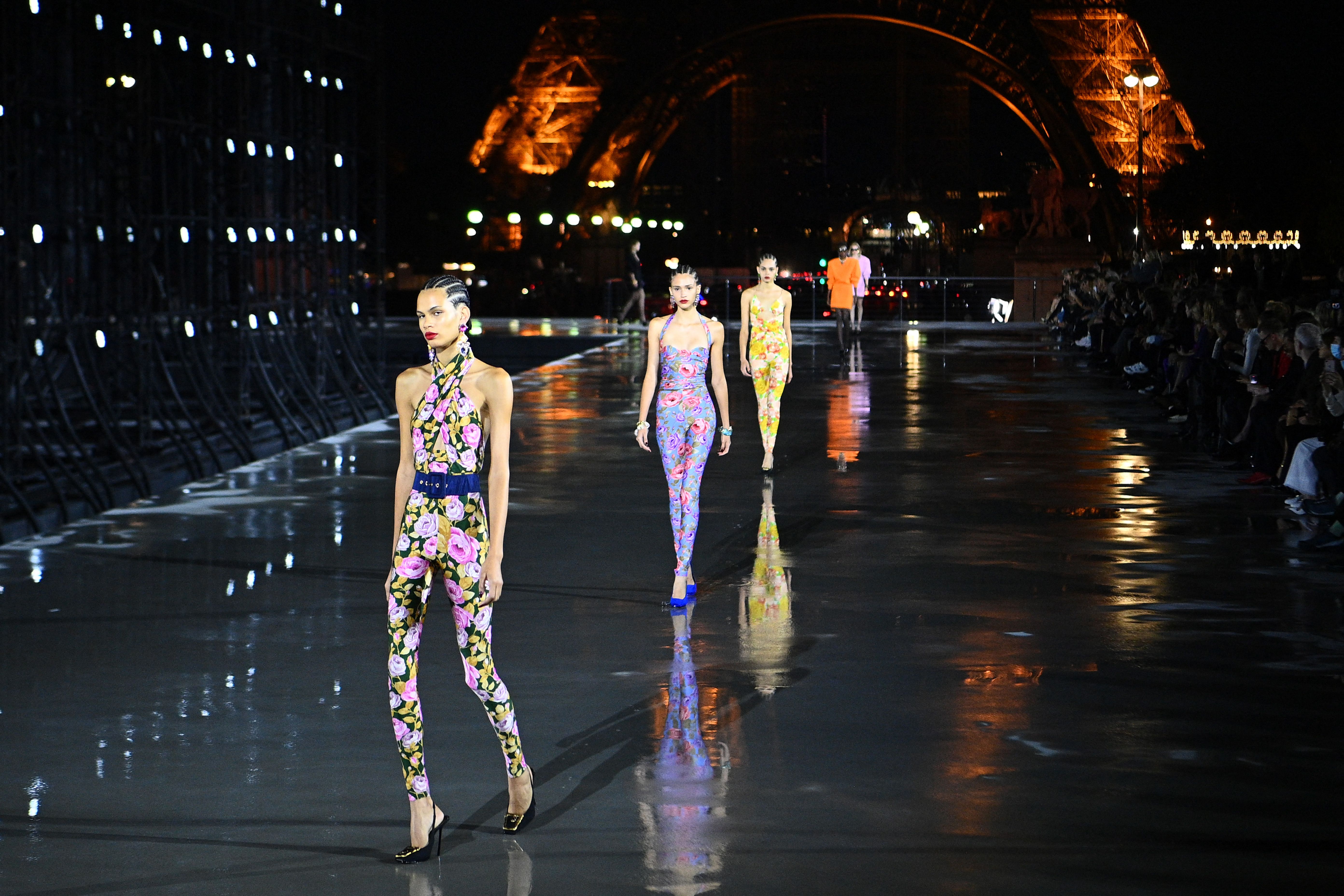Modelos presentan creaciones de Yves-Saint-Laurent durante el desfile de la colección Womenswear Primavera Verano 2022 en París el 28 de septiembre de 2021 durante la Semana de la Moda de París. Modelos presentan creaciones de Yves-Saint-Laurent durante el desfile de la colección Womenswear Primavera Verano 2022 en París el 28 de septiembre de 2021 durante la Semana de la Moda de París.
