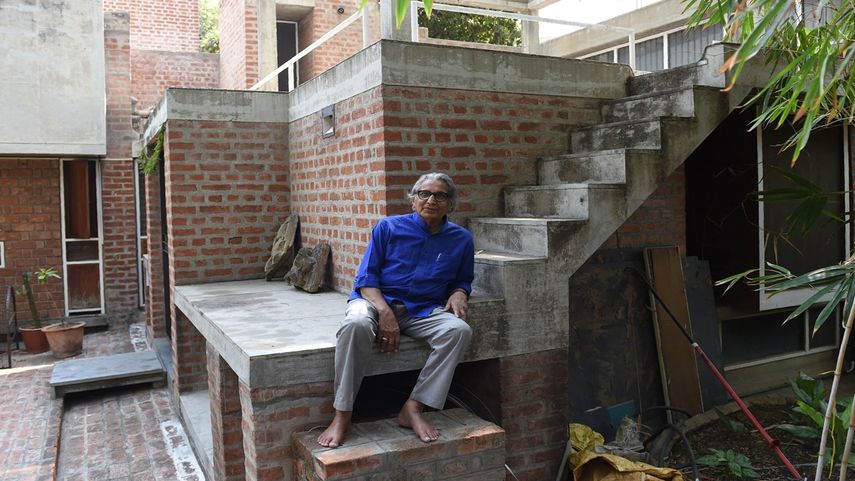 En esta foto de archivo tomada el 8 de marzo de 2018, el pionero arquitecto modernista Balkrishna Vithaldas Doshi posa en su residencia en Ahmedabad.