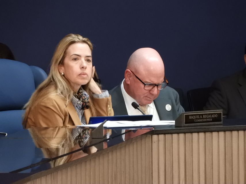 Raquel Regalado, comisionada de Miami-Dade junto al vicealcalde Roy Coley.
