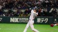 Shohei Ohtani, de Japón, consume su turno al bate durante un juego del Clásico Mundial de Béisbol.