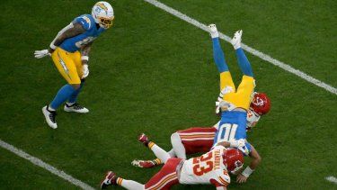 El mariscal de campo número 10 de Los Angeles Chargers, Justin Herbert, es tackleado por el linebacker número 23 de Kansas City Chiefs, Drue Tranquill, y el safety número 21 de Kansas City Chiefs, Jaden Hicks, durante el partido de la NFL entre Kansas City Chiefs y Los Angeles Chargers en el estadio Neo Química Arena en São Paulo, Brasil, el 5 de septiembre de 2025.