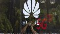 Un empleado porta una mascarilla en una tienda de Huawei en Beijing. Un empleado porta una mascarilla en una tienda de Huawei en Beijing.