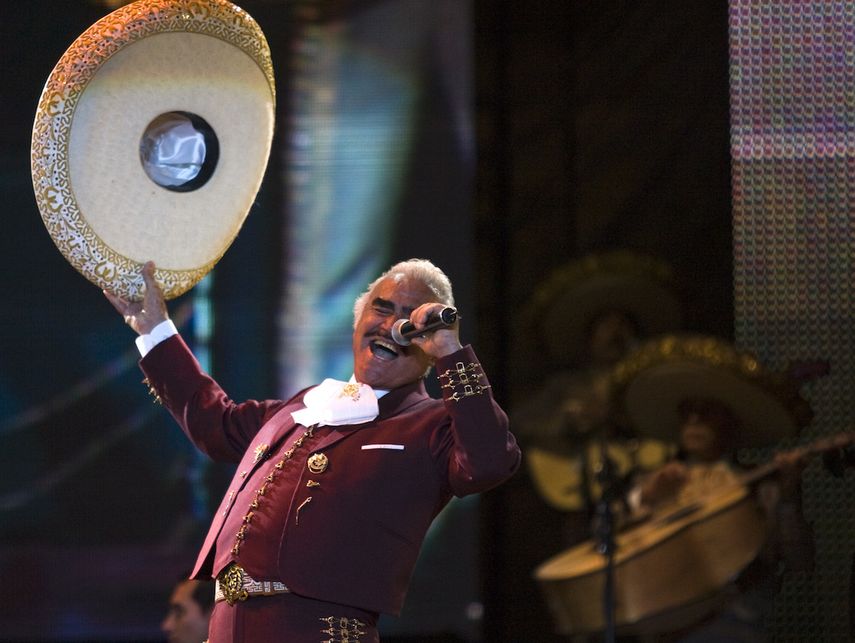 Vicente Fernández actúa en un concierto gratis durante el día de San Valentín en el Zócalo de la Ciudad de México el 14 de febrero de 2009. Univision y Televisa producirán una serie sobre el legendario artista.&nbsp;