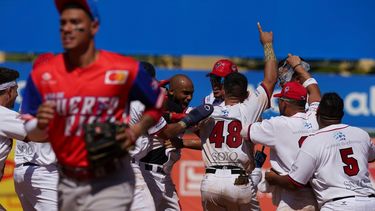 Los jugadores de Panamá celebran la victoria 3-2 ante Puerto Rico en la Serie del Caribe, el viernes 28 de enero de 2022, en Santo Domingo, República Dominicana.&nbsp;