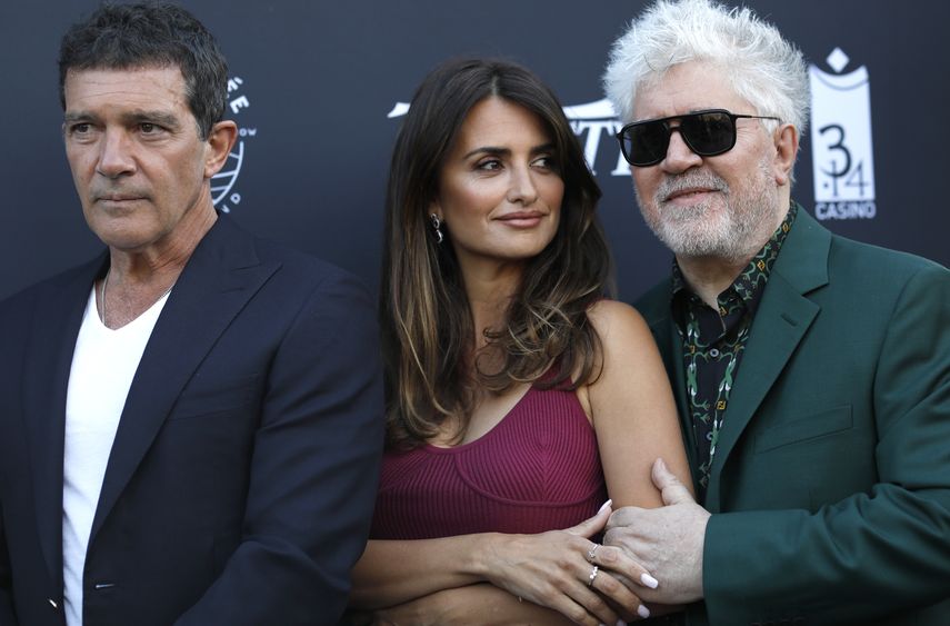 Antonio Banderas, Penélope Cruz y el director Pedro Almodóvar posan durante una sesión de la película “Dolor y gloria” en la 72ª edición del Festival de Cine de Cannes, en Francia. 