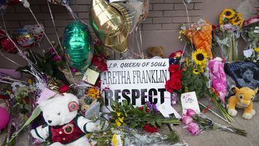 Un memorial donde se le rinde tributo a la fallecida Aretha Franklin en Detroit, Michigan.