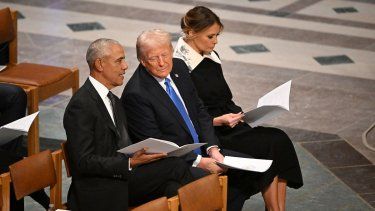 El expresidente estadounidense Barack Obama, el presidente electo Donald Trump y la exprimera dama Melania Trump llegan para asistir al funeral de Estado del expresidente estadounidense Jimmy Carter en la Catedral Nacional de Washington, en Washington, DC, el 9 de enero de 2025.&nbsp;