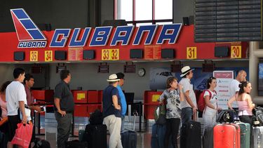 Vista de una fila de pasajeros frente a los mostradores de la aerolínea Cubana de Aviación en el aeropuerto de La Habana.