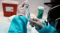 Una empleado de la salud manipula una vacuna de la compañía Pfizer. Una empleado de la salud manipula una vacuna de la compañía Pfizer.