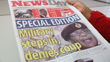 Portada de la edición especial de un periódico en Harare,&nbsp;Zimbabue este 15 de noviembre de 2017.&nbsp;