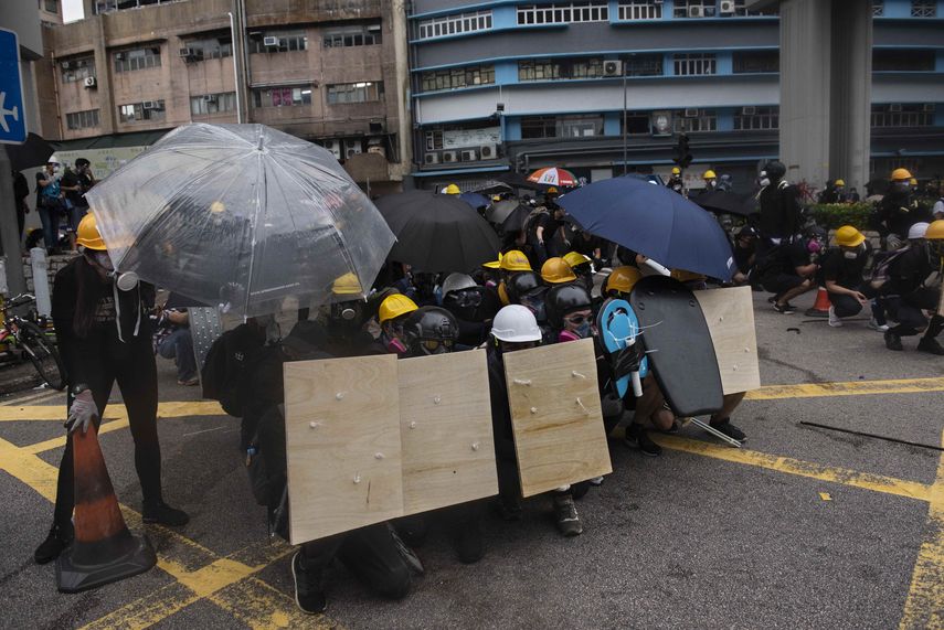 Los manifestantes se definieron de la carga de los agentes con grandes paraguas y protegiéndose con máscaras y gafas de seguridad distribuidas por los organizadores de las manifestaciones