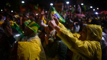 Miles de bolsonaristas se congregaron este miércoles frente a cuarteles en ciudades como Rio de Janeiro, Brasilia y Sao Paulo para pedir una intervención militar ante el triunfo de Luiz Inácio Lula da Silva en la presidenciales de Brasil