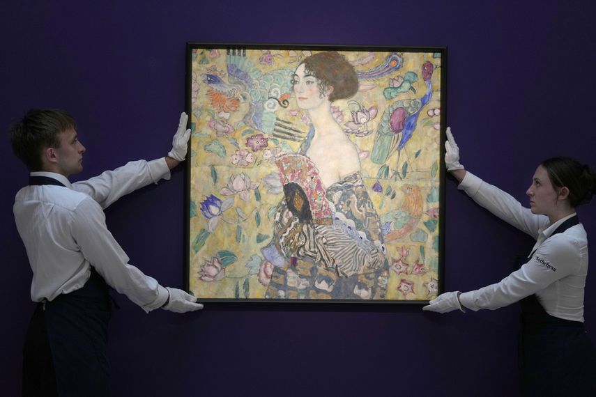 La pintura Dame mit Faecher (Dama con abanico) de Gustav Klimt se exhibe en la casa de subastas Sothebys en Londres, el martes 20 de junio de 2023.&nbsp;