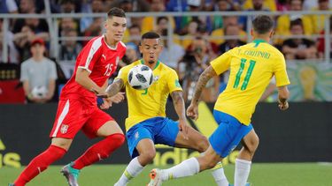 El defensa serbio Nikola Milenkovic (i) y el delantero brasileño Gabriel Jesus (c) durante el partido Serbia-Brasil, del Grupo E.