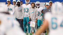 El entrenador en jefe Mike McDaniel, de los Dolphins de Miami, observa el partido de pretemporada de la NFL contra los Lions de Detroit en el Ford Field, el 16 de agosto de 2025 en Detroit, Michigan.&nbsp;