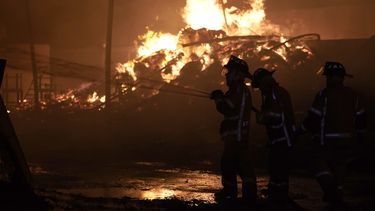Bomberos trabajan en la extinción de un incendio en la Central de Abasto, un mercado mayorista que es el principal centro de distribución de alimentos en la Ciudad de México, el 6 de abril de 2023.