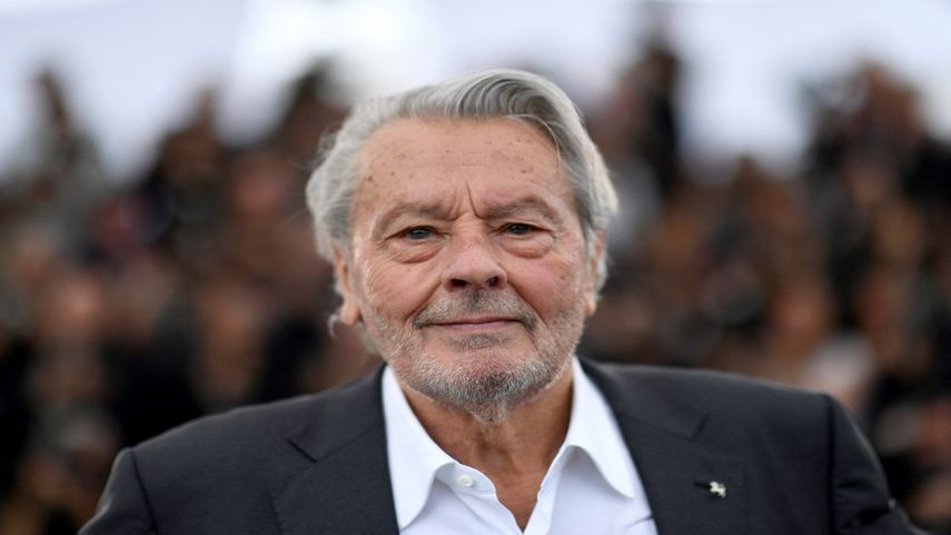 El actor francés Alain Delon posa durante una sesión de fotos antes de recibir la Palma de Oro Honorífica en la 72ª edición del Festival de Cine de Cannes en Cannes, sur de Francia, el 19 de mayo de 2019. Los hijos del artista presentaron una denuncia contra su cuidadora.