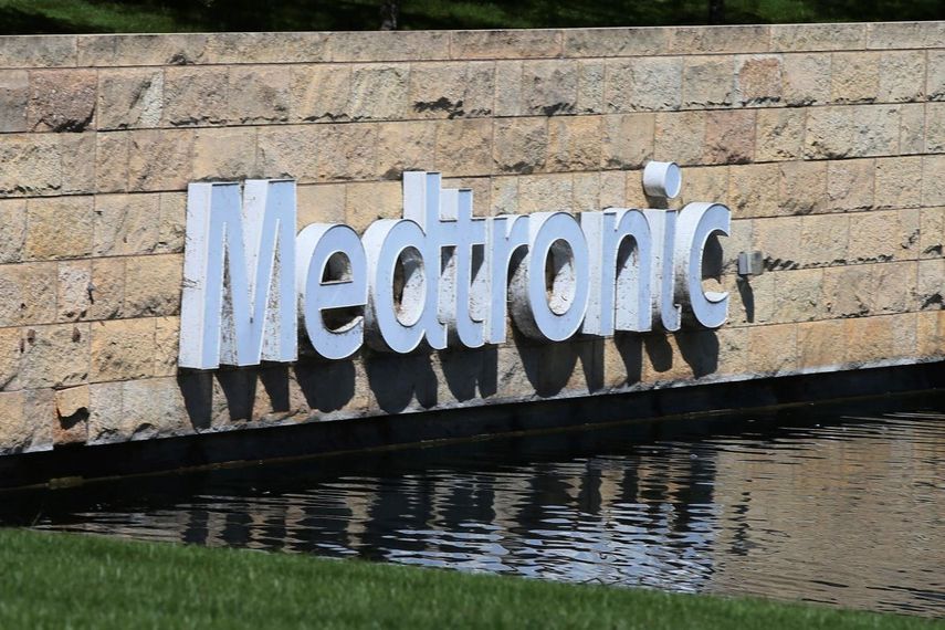 El logo de Medtronic en la sede de la empresa en Fridley, Minnesota.