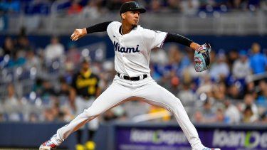 El abridor de los Marlins de Miami, el dominicano Eury Pérez, lanza en la primera entrada del encuentro ante los Piratas de Pittsburgh, el domingo 25 de junio del 2023.&nbsp;