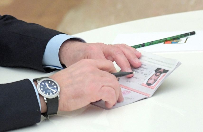 El secretario de Estado de&nbsp;Puerto&nbsp;Rico, Luis Gerardo Rivera, expresó a la Oficina de Asuntos Intergubernamentales de la Casa Blanca, su molestia por la renuencia del Departamento de Estado federal de reanudar los servicios de la Oficina de Pasaportes en&nbsp;Puerto&nbsp;Rico.