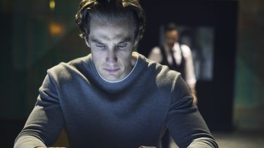 En esta imagen proporcionada por Netflix Eugenio Siller en una escena de la segunda temporada de ¿Quién mató a Sara? que se estrena el 19 de mayo.&nbsp;