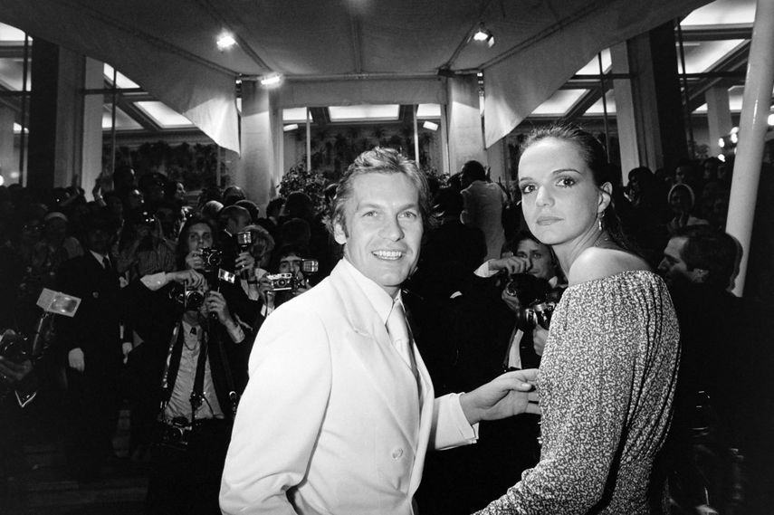 Esta foto de archivo tomada el 15 de mayo de 1976 muestra al actor austriaco Helmut Berger y a la actriz francesa Suzy Dyson durante el Festival de Cine de Cannes en Cannes, sur de Francia.