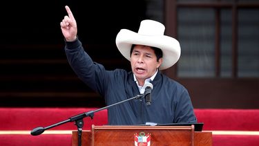 El presidente peruano Pedro Castillo asiste a una ceremonia para promover una ley que extiende la graduación automática de la universidad debido a la pandemia de COVID-19 en Lima, Perú, el lunes 22 de noviembre de 2021.