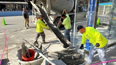 Trabajadores echan concreto en la construcción de una parada de autobús en Nueva York, 12 de octubre de 2023.&nbsp;
